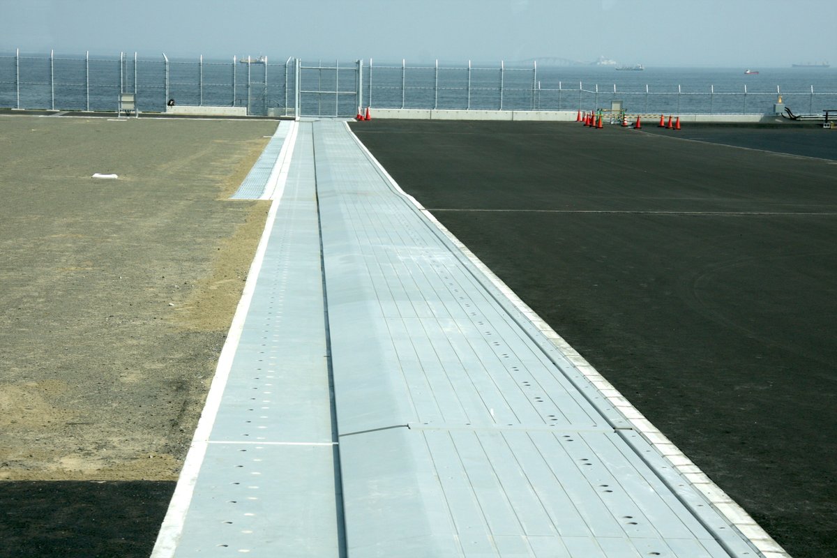 ikarosairline's tweet photo. 報じられている、羽田空港D滑走路出発機で相次いだタイヤ不具合。多摩川河口部の流れを堰き止めないよう、南西側（05側）の1/3を桟橋構造で建設したD滑走路。桟橋部と埋立部という異なる構造を接続するために、接続部には金属製の伸縮装置が設置されています。 https://t.co/PadTfyrjd1