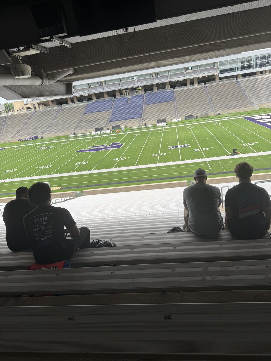 RyderSpickard29's tweet photo. Had an amazing time down at K-State elite camp, awesome coaching and even better atmosphere! Thank you @KStateFB for the experience. @PrepRedzoneMO @PrepRedzoneNext @The_onlyAjReed @QBHitList @ZacCox_ @PEllsworth_ @JPRockMO https://t.co/uol7JrVbKl