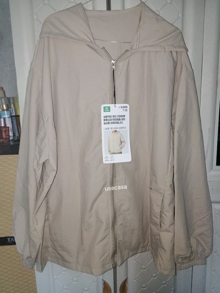 usecasa's tweet photo. WTS DAISO KOREA JACKET WINDBREAKER  HOODIE ZIP UP NEW (120k)

warna Beige 
ukuran XL
panjang  73
lebar dada 66
panjang lengan 61
bisa Oren freeongkir (dom depok)
price inc all, non cod https://t.co/maYP487XPu