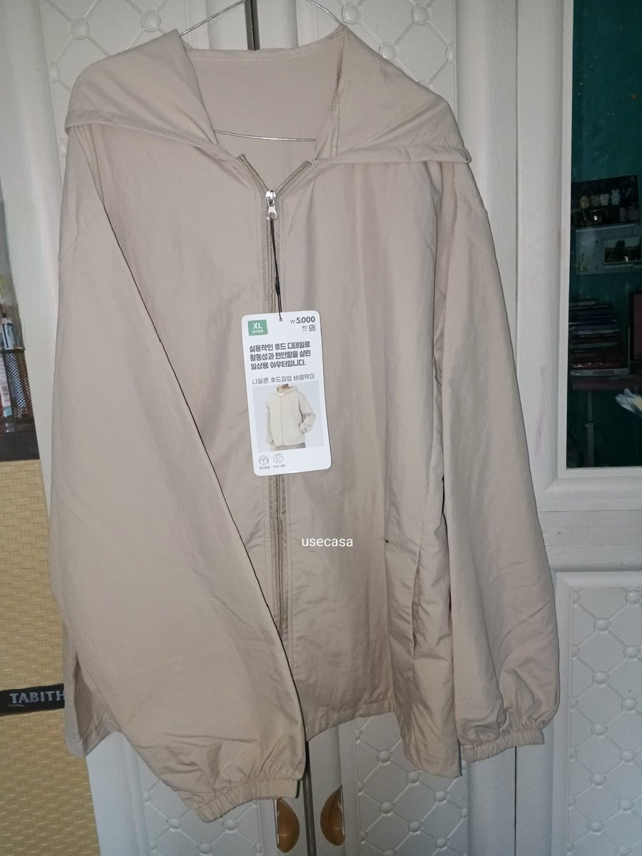 usecasa's tweet photo. WTS DAISO KOREA JACKET WINDBREAKER  HOODIE ZIP UP NEW (120k)

warna Beige 
ukuran XL
panjang  73
lebar dada 66
panjang lengan 61
bisa Oren freeongkir (dom depok)
price inc all, non cod https://t.co/maYP487XPu