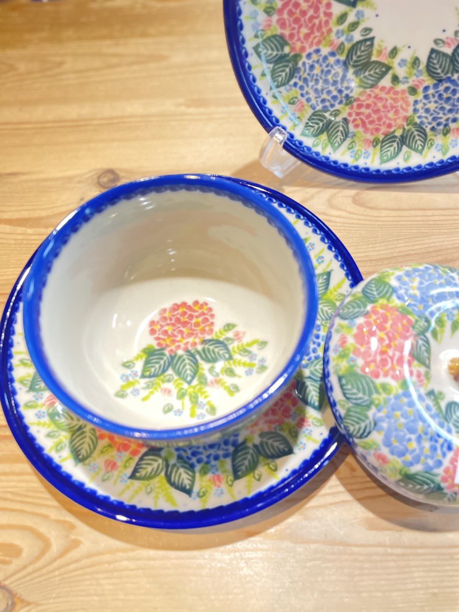 kersen_official's tweet photo. 自由が丘直営店。6月になりました。紫陽花のりんごポットとお皿。とても緻密で美しいデザインなんです。りんごポットの内側にも素敵な紫陽花が。
#ポーリッシュポタリー https://t.co/nighSZDenc