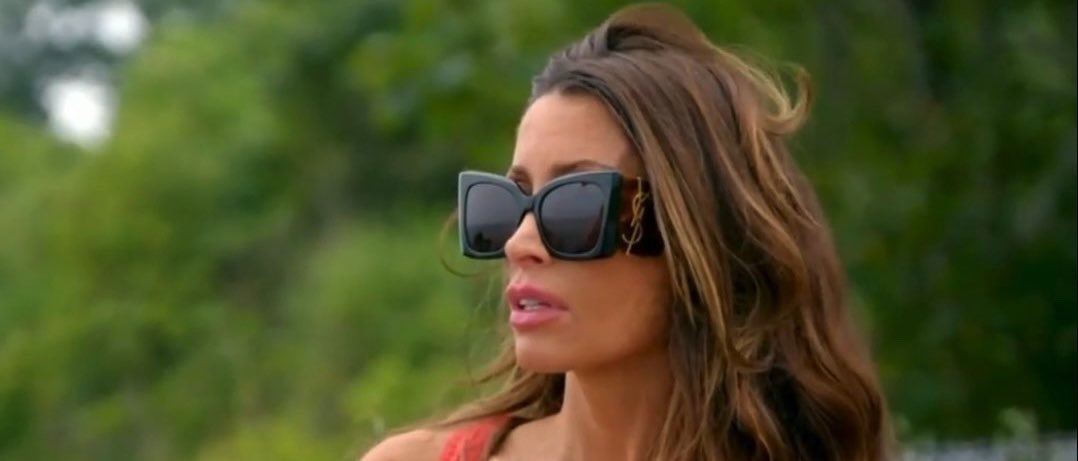 bravooomg's tweet photo. Alicia pulled one of the oldest Housewife tricks in the book on tonight’s #RHORI.

Invite the family to dinner, tell them everything a castmate did, then let them do the dragging for you.

Will it save her? No. 
Is it classic Housewifery? Absolutely. https://t.co/yjUDYYccY4