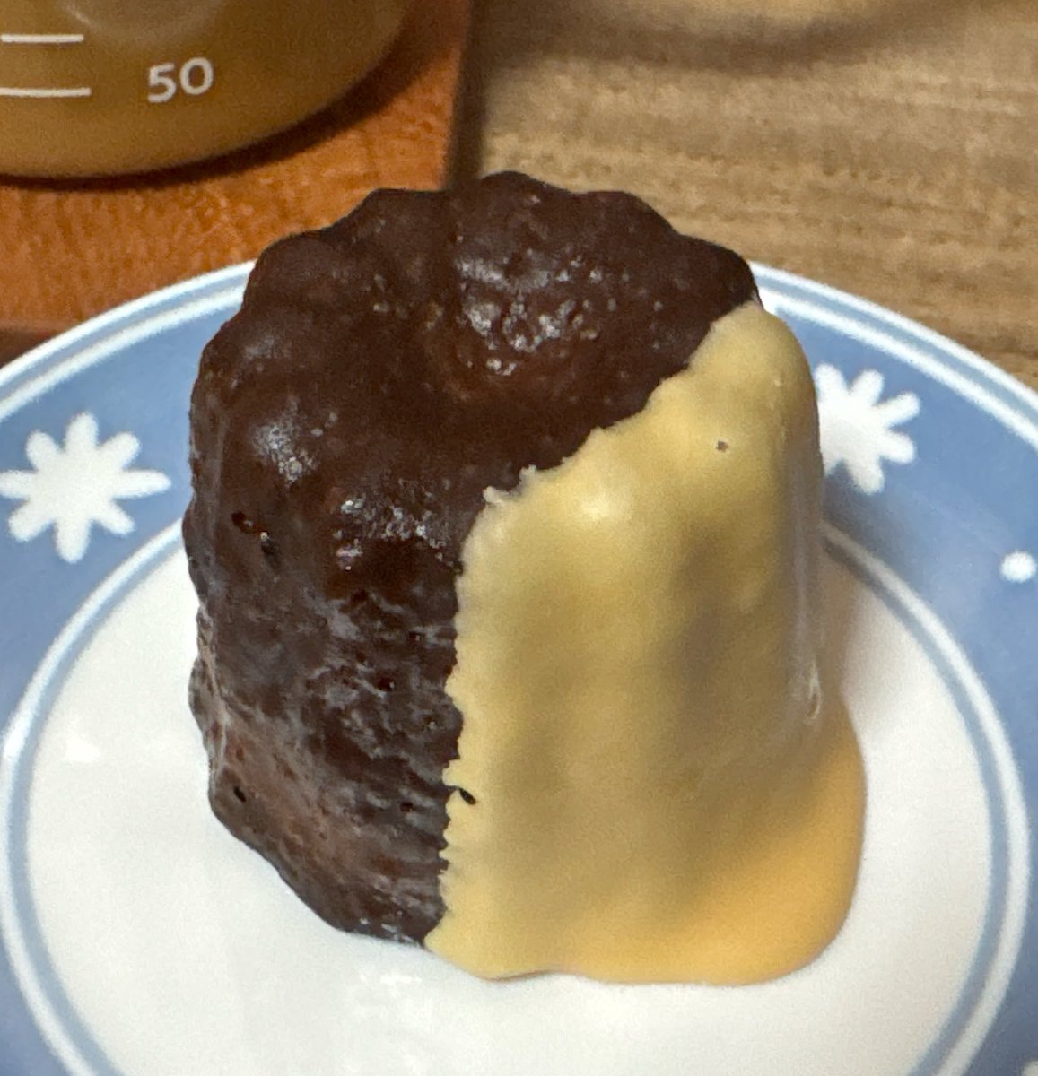 obahan_obahan's tweet photo. 今日のおめざ
THE TIME, ＆ おめざグルメフェスタ で買うた、カヌレマニア さんの 阿波和三盆キャラメル https://t.co/Tu050Bw4hj
作っているのは、 徳島県の 菓子工房みずほ    さんhttps://t.co/o8Xu64foHF
美味しい😋 https://t.co/2BaNnPnM6s