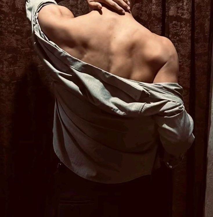 Fransjunior00's tweet photo. Back and bicep day🦍 https://t.co/Uah3Z4lX05