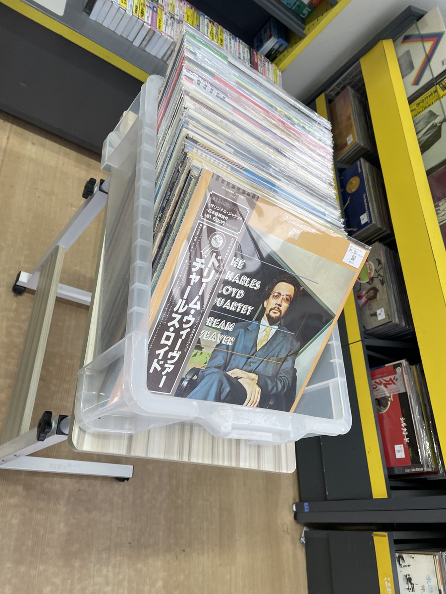 Hooh_satte's tweet photo. 再びおはようございます！
ハードオフ幸手店でございます🥸
レコード担当者です。

開店前にジャズ系レコード品出ししました👍

#レコード #ジャズ #LP https://t.co/jr8gtrKCsW