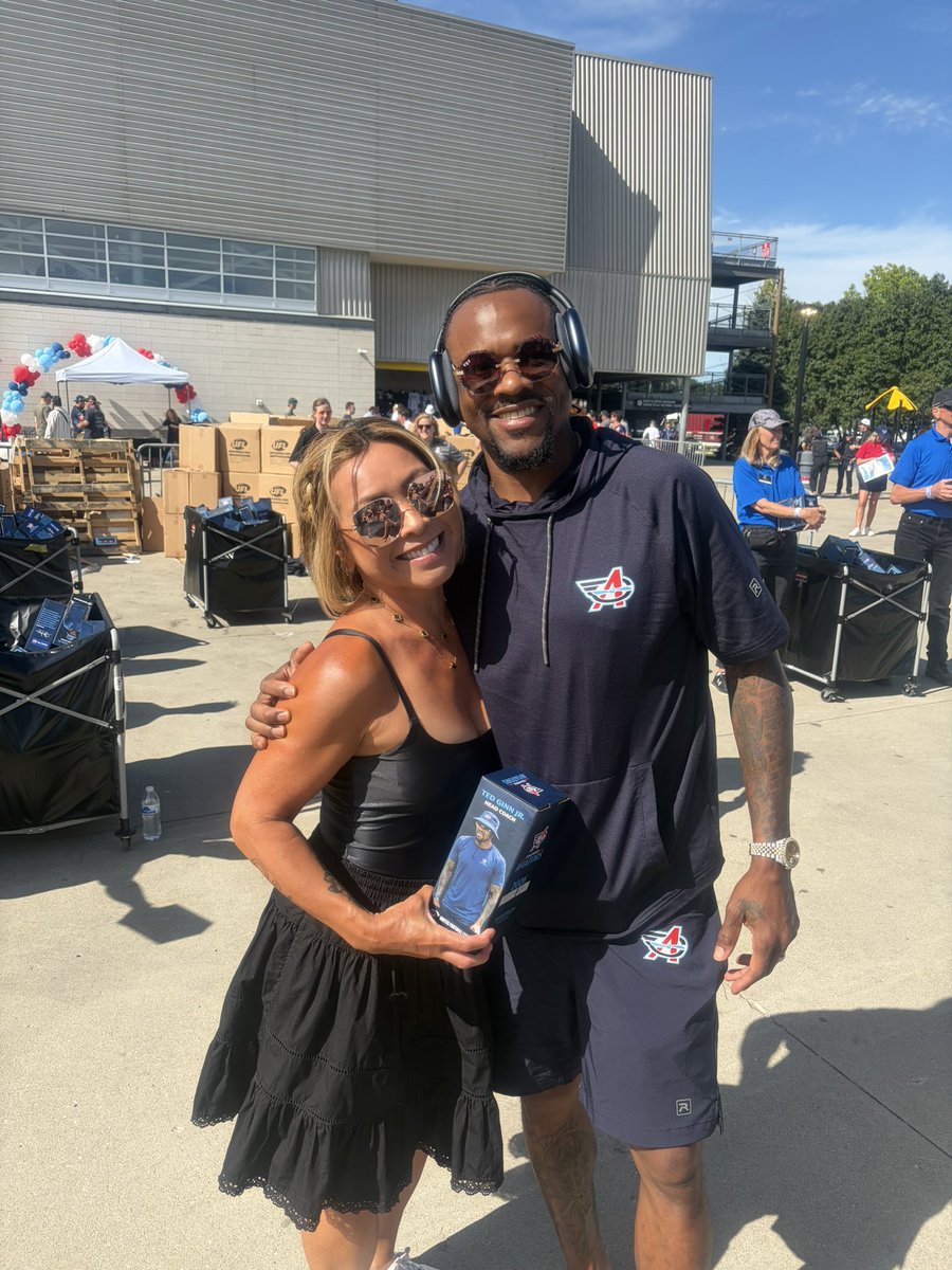 asianposh2022's tweet photo. Season is done @UFLAviators ! Glad I got to meet @OhioStateFB greats Coach @TedGinnJr_19 &amp; @Br_Browning of @BleavinBuckeyes ! Missed you @ChimChek :) https://t.co/O1kKHv4Lwu