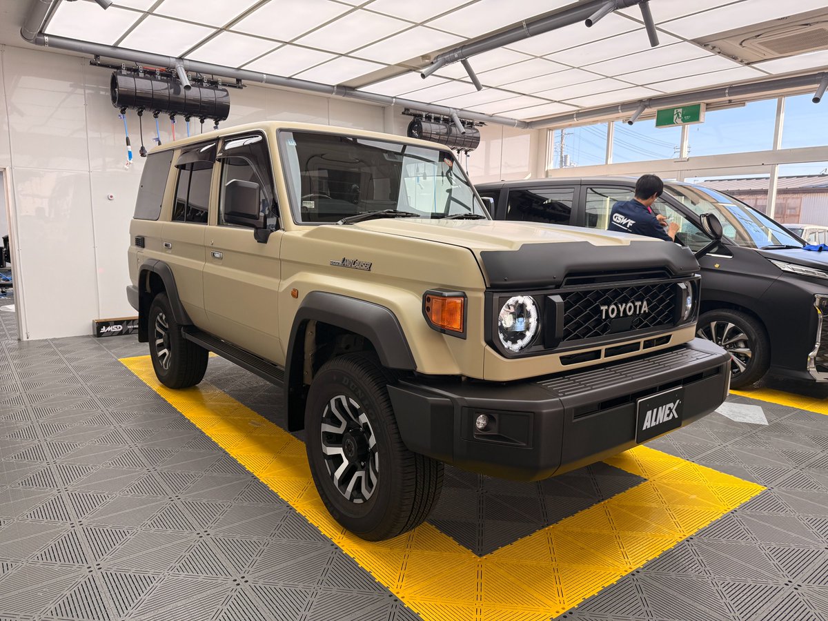 hydrocleanpro's tweet photo. このランクル70、
雰囲気が反則級。
ベージュをフルマット施工。

艶を抑えることで、
まるで特別仕様車のような存在感に。

しかも飛び石や洗車キズなどから
ボディを守れるのも魅力。
ちなみに施工費は・・・

■施工内容
・ランドクルーザー70（ベージュ）
・フルボディ マットプロテクションフィルム
・総額 ¥602,000