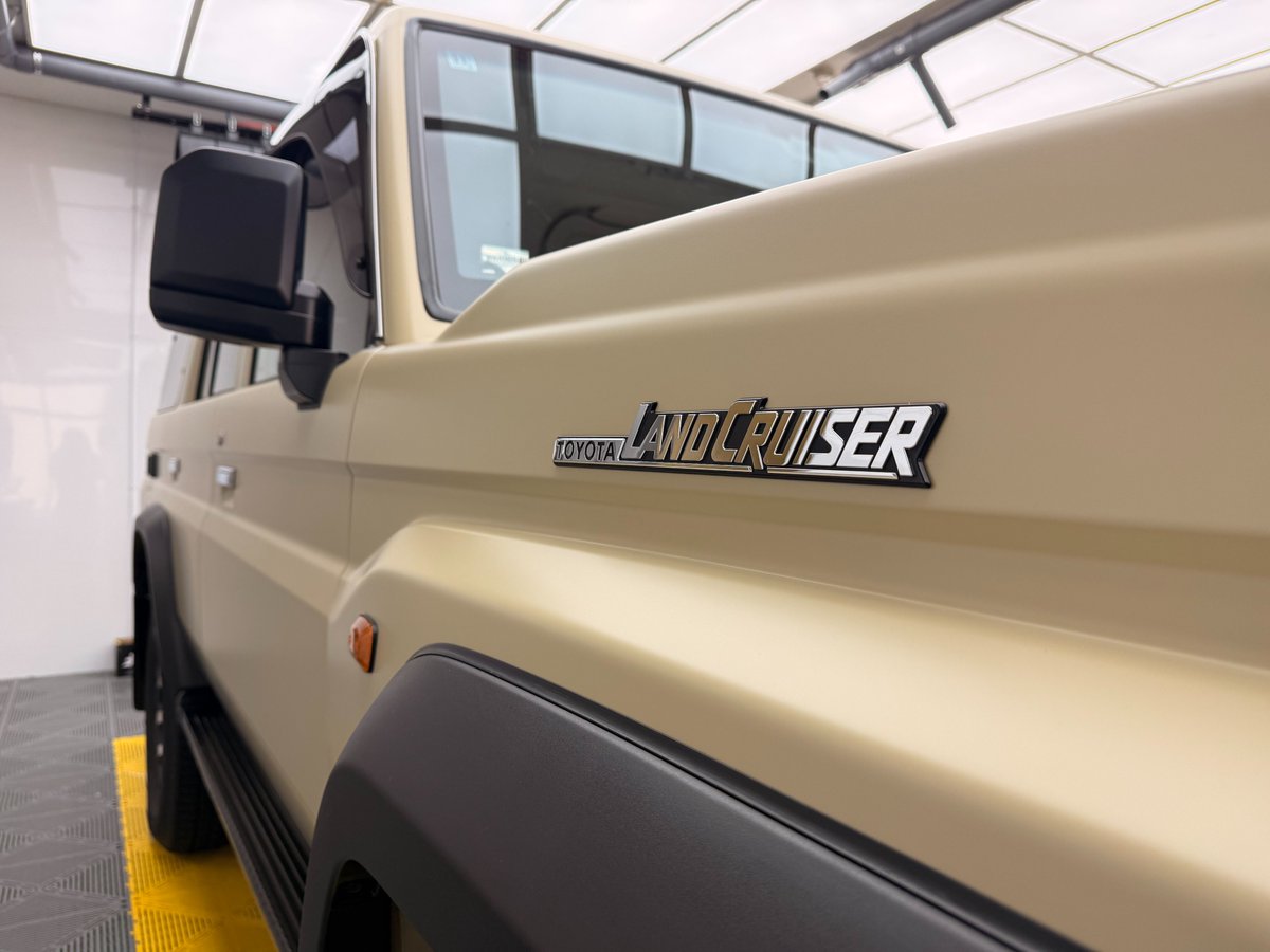 hydrocleanpro's tweet photo. このランクル70、
雰囲気が反則級。
ベージュをフルマット施工。

艶を抑えることで、
まるで特別仕様車のような存在感に。

しかも飛び石や洗車キズなどから
ボディを守れるのも魅力。
ちなみに施工費は・・・

■施工内容
・ランドクルーザー70（ベージュ）
・フルボディ マットプロテクションフィルム
・総額 ¥602,000