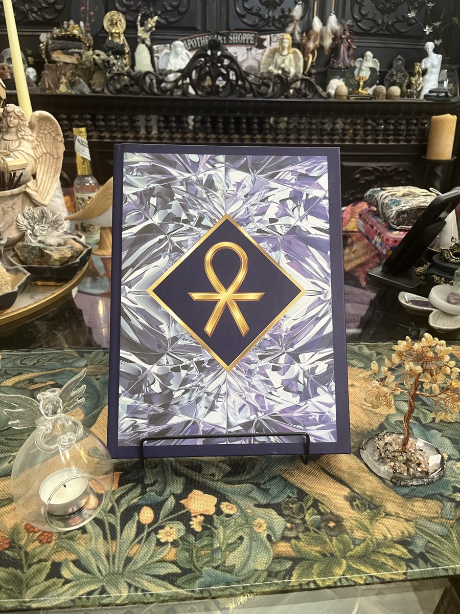 maygirlygirl's tweet photo. Beautiful book written by @liftingthelamp !! Congratulations the energy from this book is amazing !! #vocescaelesti the book of heavenly voices. I read many channeled books but this one is beyond magical. https://t.co/7rFjA00vv5