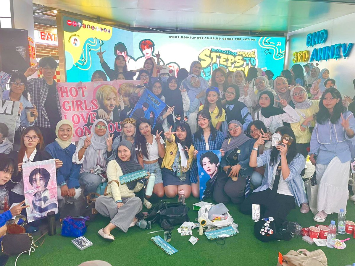 ebullience_na's tweet photo. Warga besar gongfourz mania mantap juga gak mau kalah ikutan~

#StepsToLeadYouHome  @one_serenation https://t.co/7uWISaZlHQ