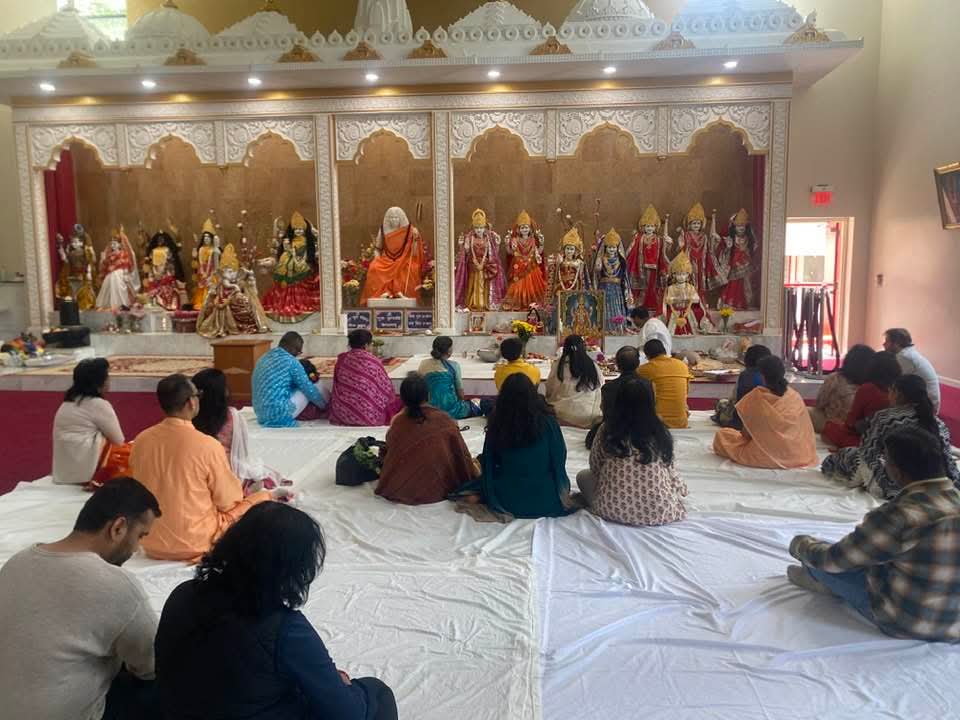 Pranav_Math's tweet photo. Sunday Morning on May 31st, 2026 at ‘Bharat Sevashram Sangha’ New Jersey, USA.

Devotees assembled to have darshan, satsang and spiritual discourses.

The temple of Acharya Srimat Swami Pranavanandaji Maharaj. https://t.co/MUpNXeozWr