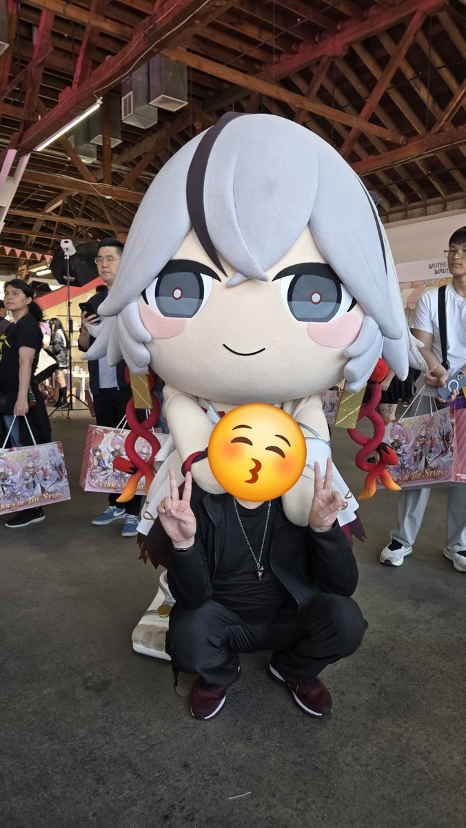 ApolloSeiji's tweet photo. AKU KETEMU MASKOT CAMELLYA YANG LEGENDARIS ITU TERUS AKU DISURUH JONGKOK TERUS PUNGGUNGKU DIPIJETIN ENAK BANGET TERUS KITA LANJUT DAP DAN BRO HUG MASKOT WUWA MEMANG THE BEST TIADA TANDING TIADA BANDING https://t.co/7vjIgrAURy