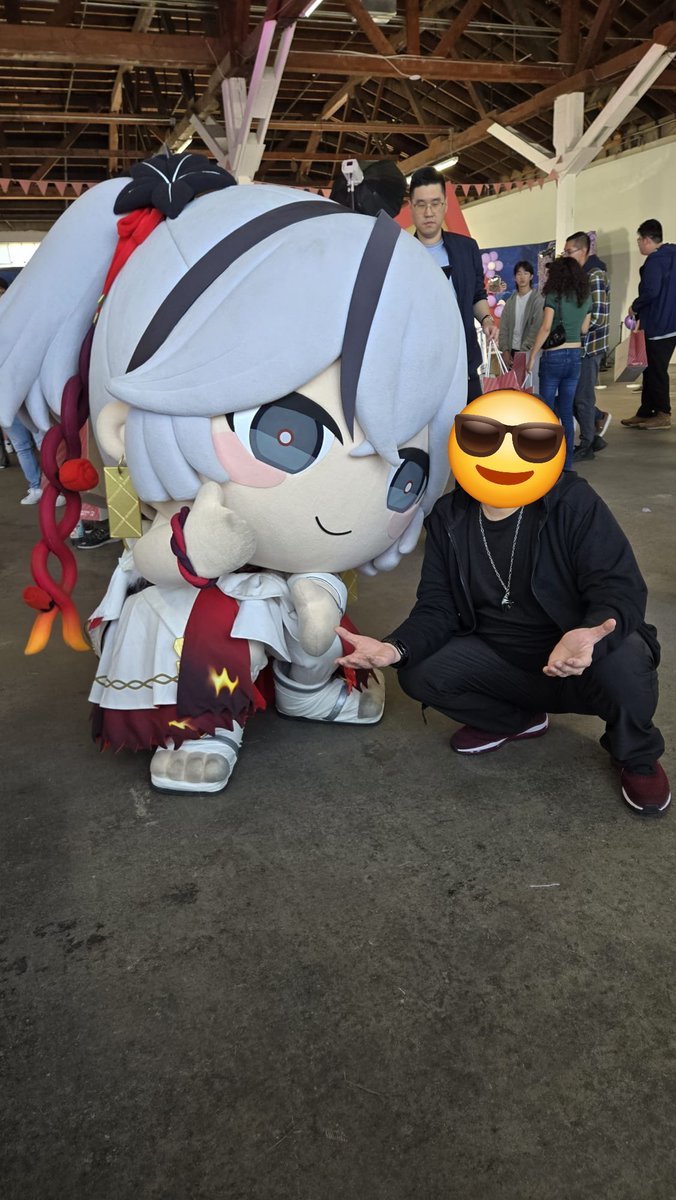 ApolloSeiji's tweet photo. AKU KETEMU MASKOT CAMELLYA YANG LEGENDARIS ITU TERUS AKU DISURUH JONGKOK TERUS PUNGGUNGKU DIPIJETIN ENAK BANGET TERUS KITA LANJUT DAP DAN BRO HUG MASKOT WUWA MEMANG THE BEST TIADA TANDING TIADA BANDING https://t.co/7vjIgrAURy