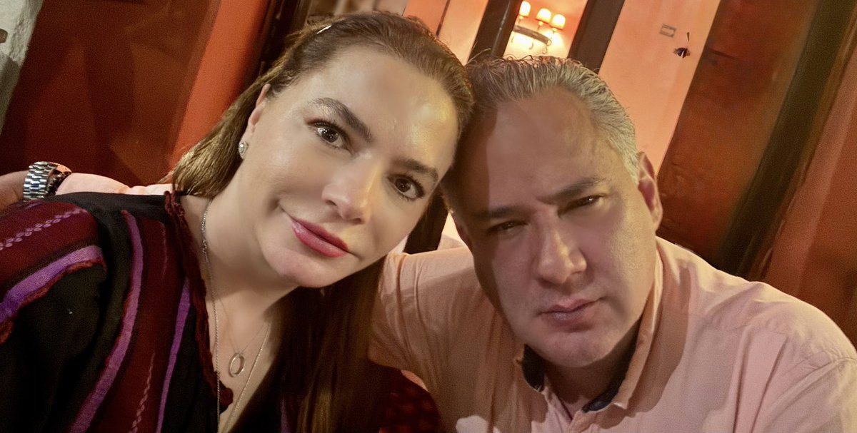 C_Humphrey_J's tweet photo. .@SNietoCastillo mi amor, concluyes una etapa de enorme compromiso y grandes resultados al frente del @IMPI_Mexico, una instituto que tuvo una impresionante luz bajo tu liderazgo como ha sucedido siempre que tu estás al frente de alguna institución. Me siento profundamente orgullosa de tu entrega, profesionalismo y de todo lo que lograste en favor de México. Todo el éxito en lo que sigue. 💫