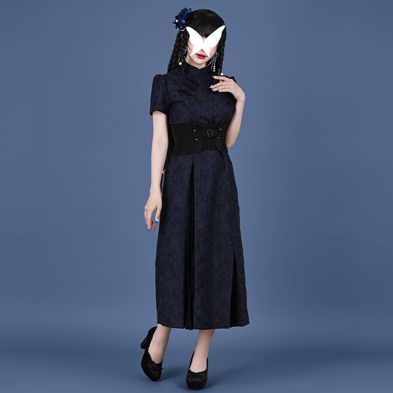 NOS_PROJECT's tweet photo. 【pick up】芙蓉〈フーロン〉ワンピース

前裾には2本、左後ろ裾には1本。
長さの異なるアコーディオンプリーツを、スリットのようにあしらったアシンメトリーなデザイン。
甘さを抑えたクラシカルなチャイナデザインが、大人の装いにそっと寄り添います。
https://t.co/0ZdcYSEzUn https://t.co/Tvoj2KTBeS