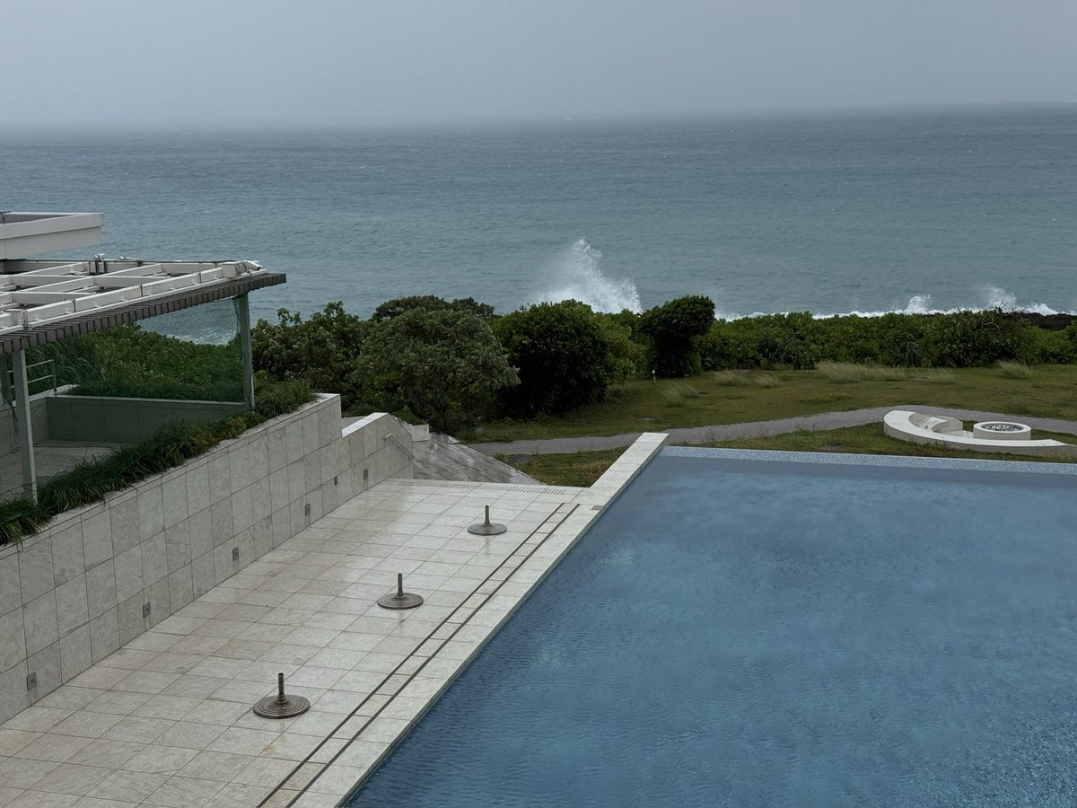 chandra_'s tweet photo. イラフsuiラグジュアリー・コレクションなう
台風🌀6号    雨無し、風強め
伊良部大橋閉鎖でホテルに缶詰🥫中😝 https://t.co/67ICoZQoBs