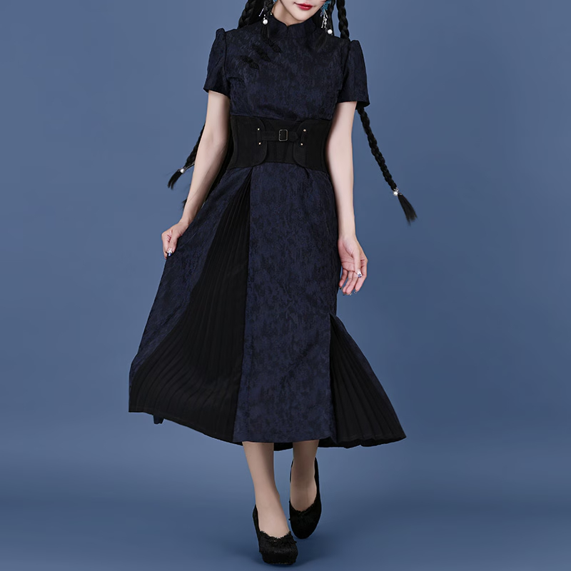 NOS_PROJECT's tweet photo. 【pick up】芙蓉〈フーロン〉ワンピース

前裾には2本、左後ろ裾には1本。
長さの異なるアコーディオンプリーツを、スリットのようにあしらったアシンメトリーなデザイン。
甘さを抑えたクラシカルなチャイナデザインが、大人の装いにそっと寄り添います。
https://t.co/0ZdcYSEzUn https://t.co/Tvoj2KTBeS
