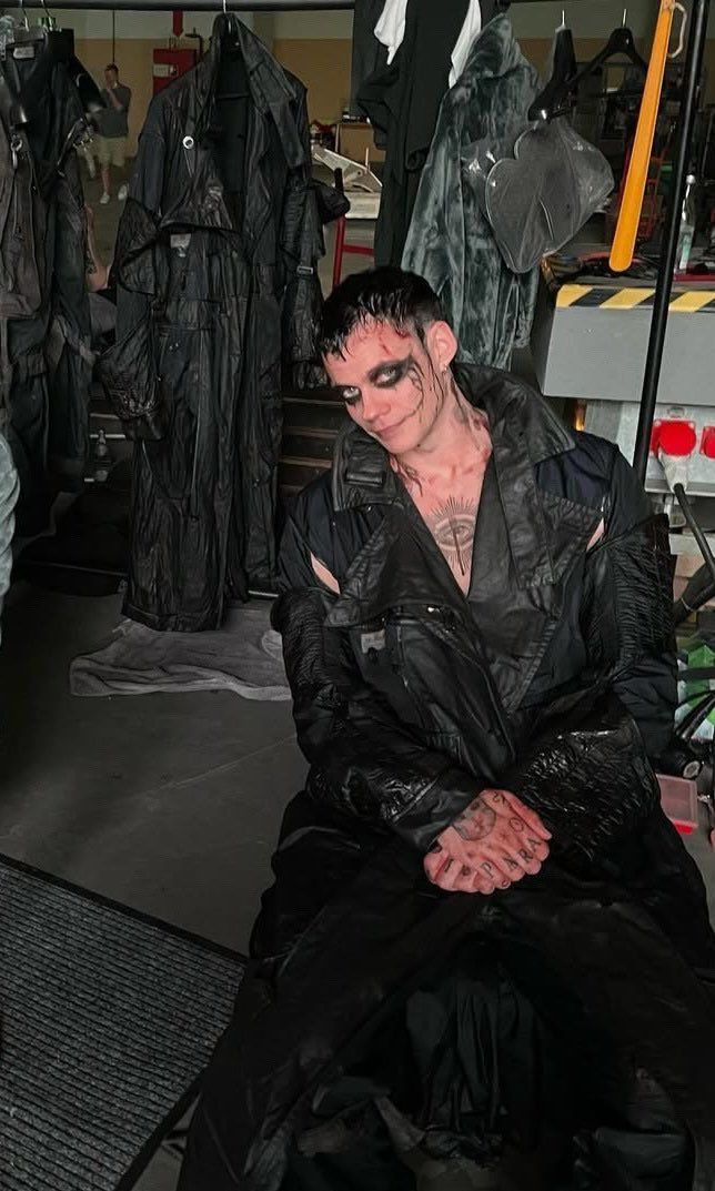 ericdravenscrow's tweet photo. Bill Skarsgård the man you are... https://t.co/UDUZsAvAiz