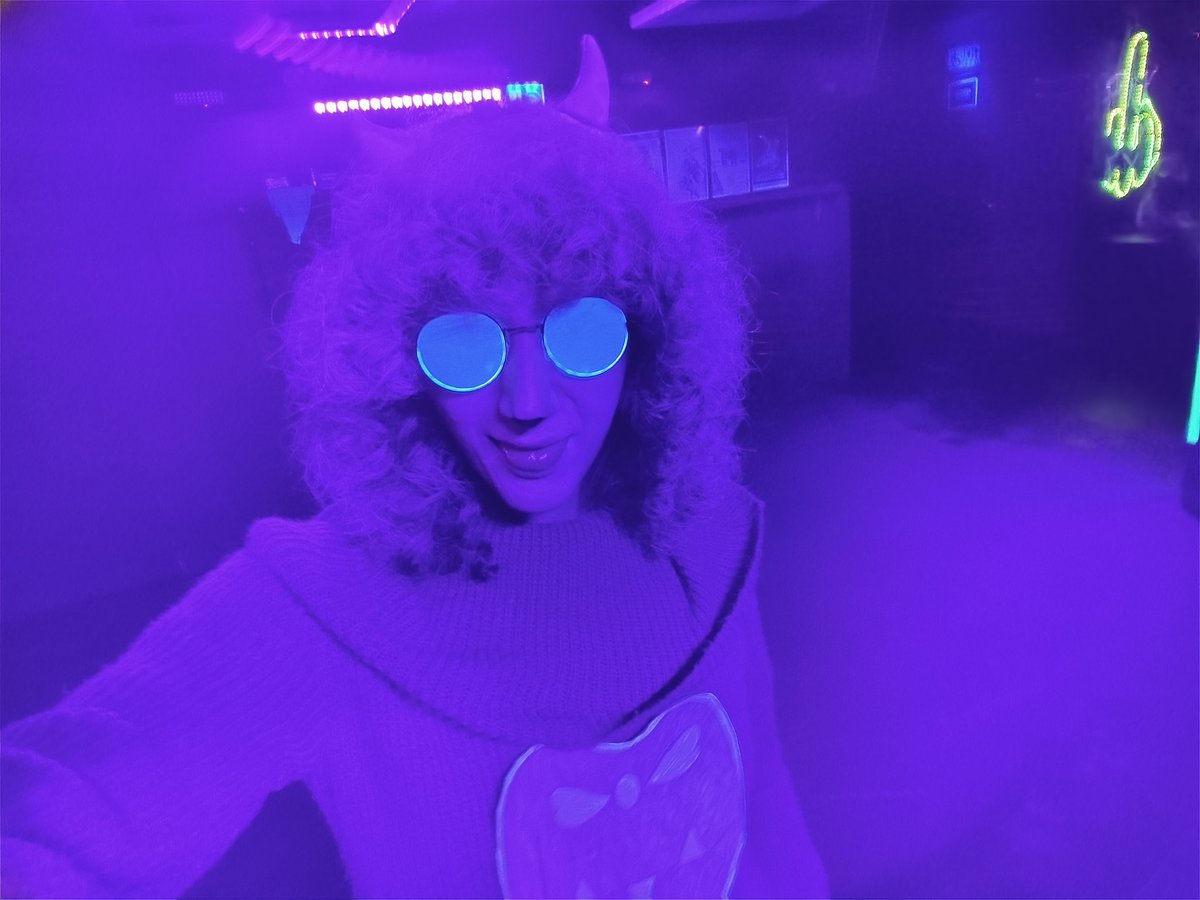 BiaReturns's tweet photo. TORIEL DREEMUR ATACA AS RUAS DA CIDADE BAIXA E ACABA NUMA BALADA https://t.co/IrPsgOo0NP