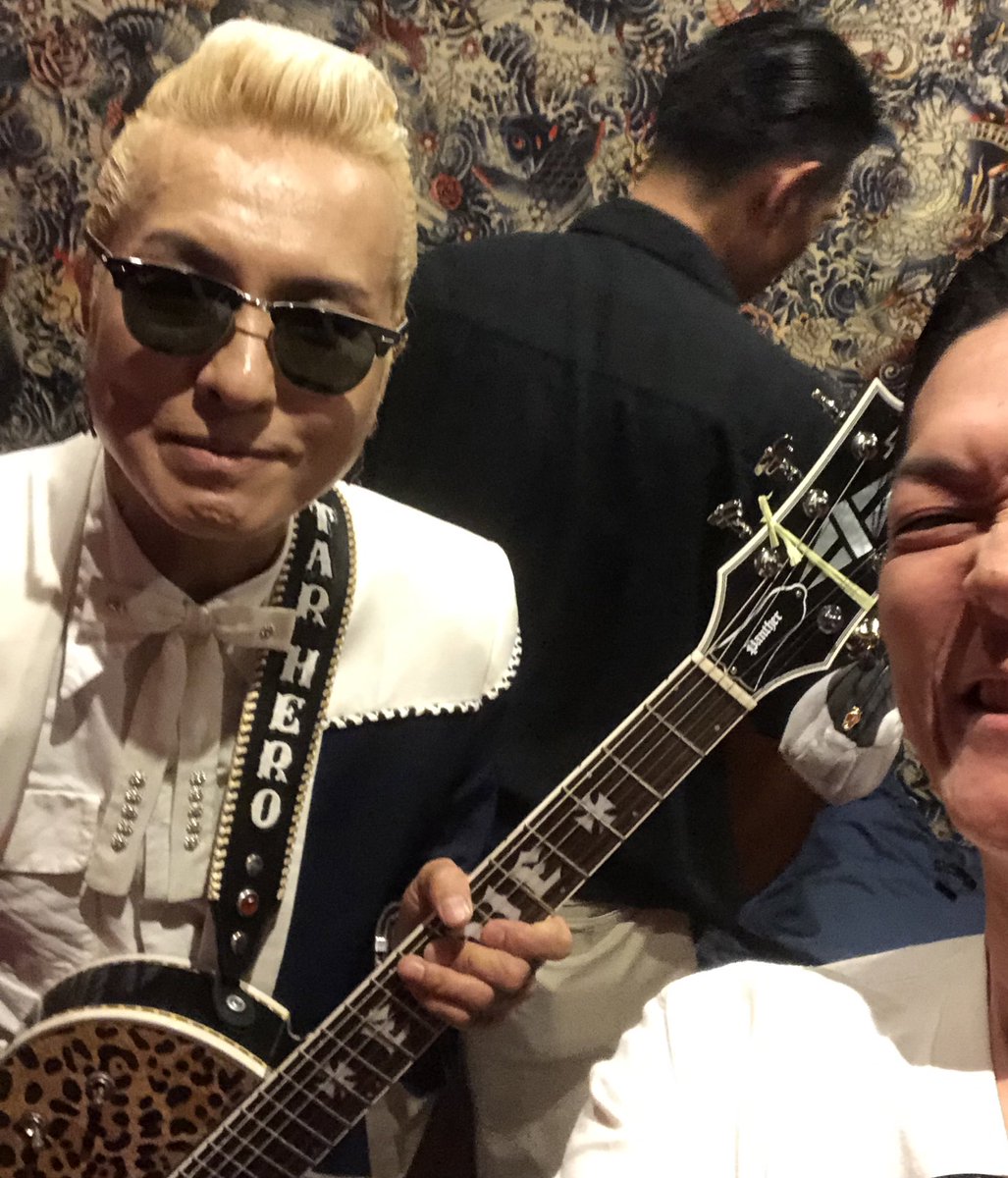 katzGRAIS's tweet photo. 【おでこのメガネ】
ブルーなマンデーをヤル気マンマンに。
マンドリンマンデー！
万度 凛満です。

週末は名古屋でMAD3ライブに行ってきた。
エディさん36年お疲れさん＆ありがとさん！
グラサン買った。
酔って失くしたと思ったら、頭から降りてきたw
今週もいってらっしゃい！ https://t.co/ZeiZsMlTXI