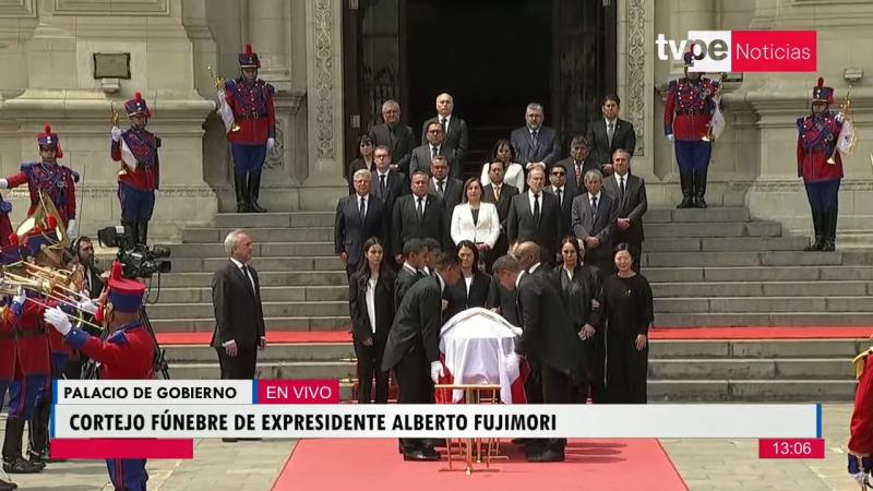 callmepolexia's tweet photo. y como una imagen vale más que mil palabras: ningún gobierno de izquierda habría permitido tener al dictador y asesino de alberto fujimori en palacio para hacerle cortejo fúnebre https://t.co/Y46VFZty45