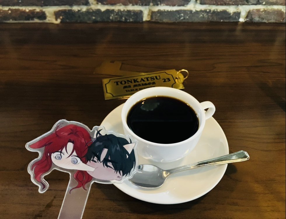 yarnandkitty's tweet photo. I was excited on day 1 of our Calypse couple from KR to SG, after temple trip, we went for lunch! But it seems Riftan rather munched (kissed) on Maxi’s puffy cheeks! 
Maxi - focused foodie 
Riftan - focused Maxi

#상수리나무아래 
#オーク樹のした 
#undertheoaktree
#橡树之下 https://t.co/rZF2JauIzc