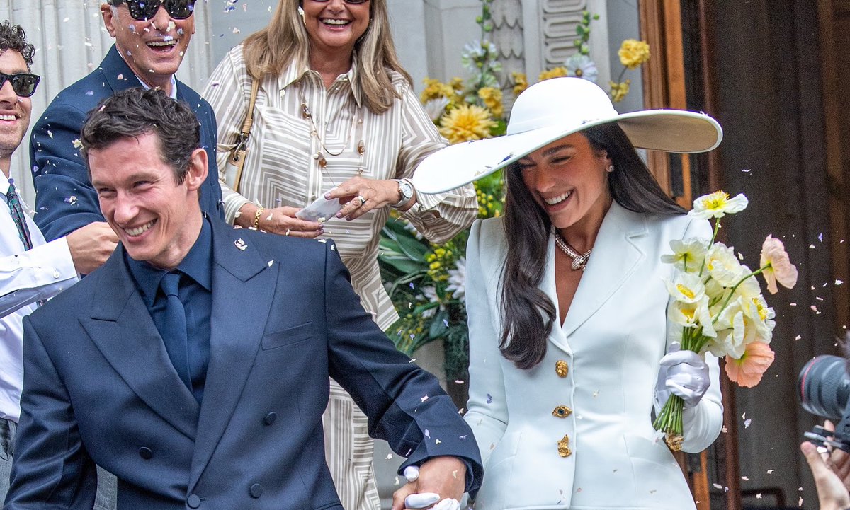 dualipabrasil's tweet photo. FOFO! Segundo fontes, Callum Turner se emocionou e foi às lágrimas ao ver Dua Lipa entrando na cerimônia civil de casamento.

Após o "sim", o casal celebrou com um jantar íntimo ao lado de familiares e amigos próximos. https://t.co/wTlQA5ENcl