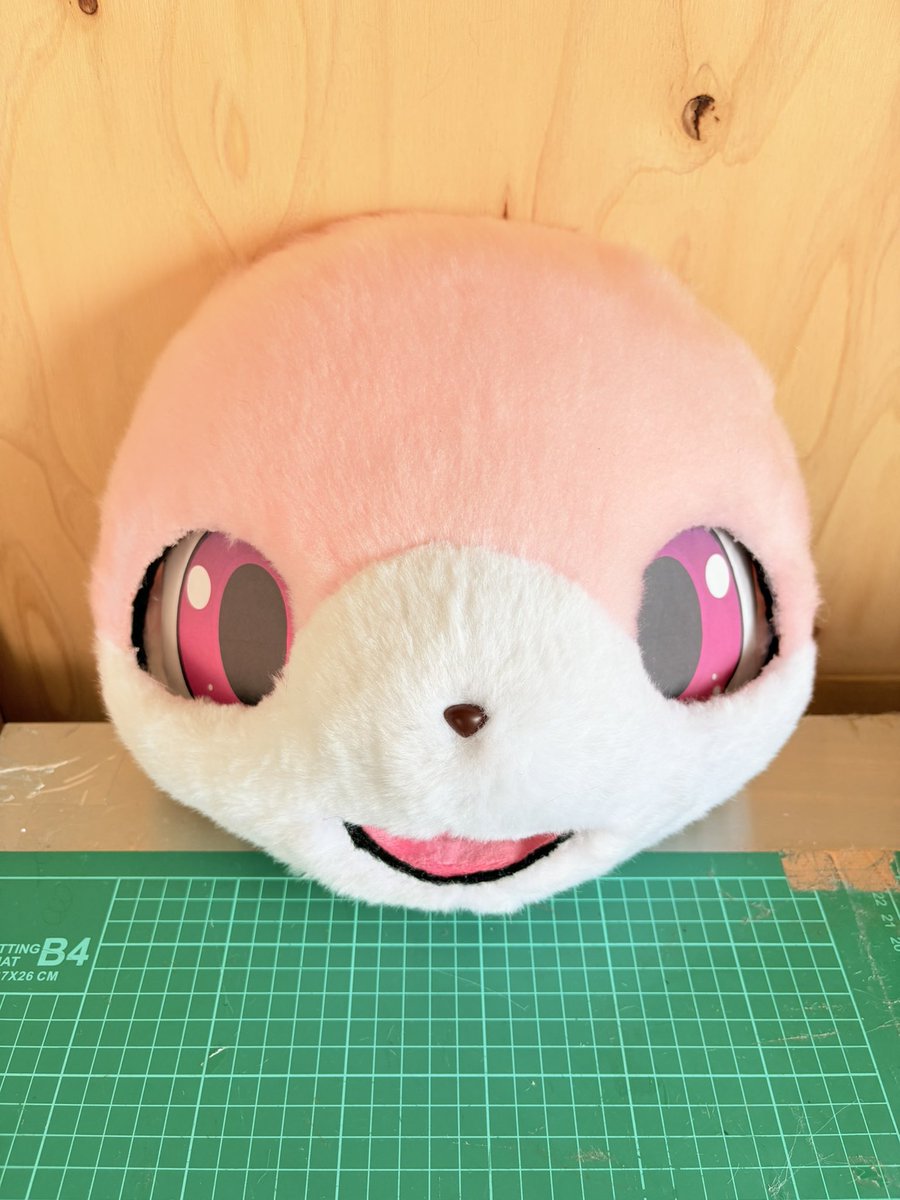 AnthroMate's tweet photo. 着ぐるみ製作

大てんちゃんのついでにコピー用紙プリントしたアイデザインを仮当て

こういう雰囲気になるのねなるほどぉ...

虹彩デザインが目のほとんどを占めるので視界も良くなるだろう
これでいきますか https://t.co/v9Yr1DQI0S