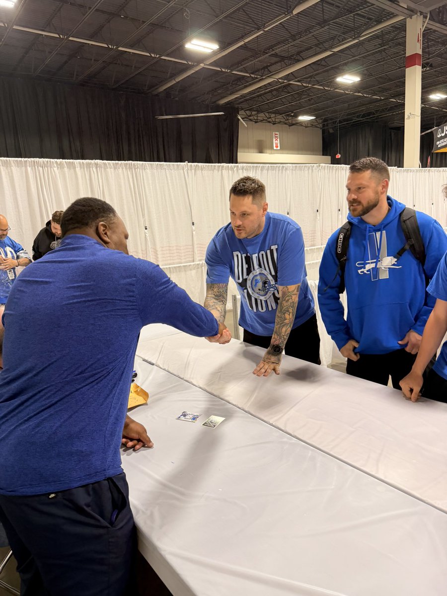 Fieldband13's tweet photo. @ALTPEPEEEEEEE @BarrySanders He’s such a good person. Took time to shake all our hands and ask how we were enjoying our day.  Heres what I got from him today. https://t.co/nlemaO3NRl