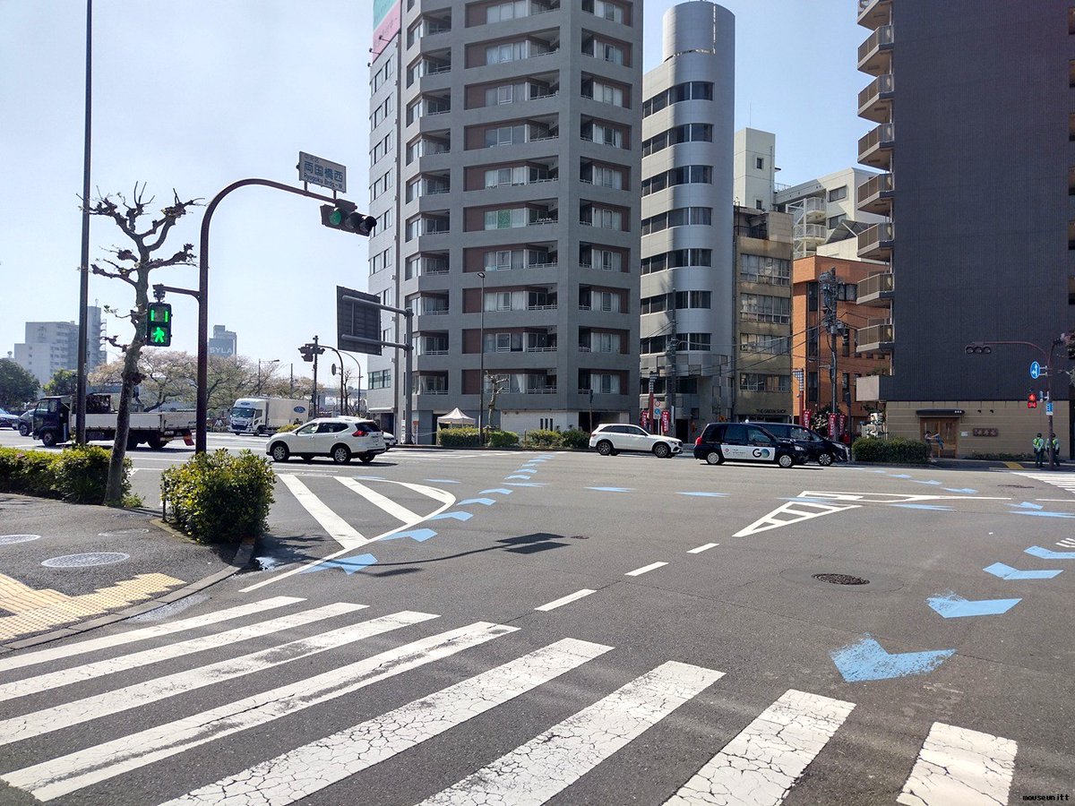 mouseunit's tweet photo. 秋葉原から少し歩いて浅草橋方面にある両国橋西交差点、何故両国と呼ばれるのか、また広小路の存在など江戸の歴史が詰まった場所の一つです、個人的には自転車の走行レーンを示す青の矢羽根マークが特に目立つ交差点という印象です https://t.co/8Ld2bfi6rM