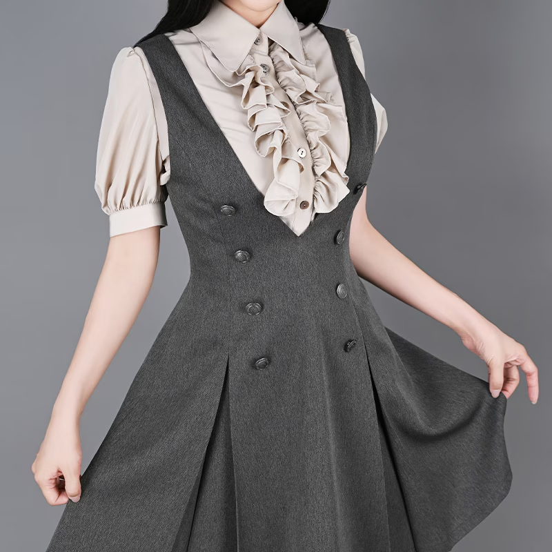 NOS_PROJECT's tweet photo. 【pick up】リリーブラウス　ベージュ

胸元にあしらわれた立体感のあるフリルが、凛とした華やかさを演出する半袖ブラウス。
パフスリーブの丸みと、ウエストラインをきれいに見せる立体パターンで、女性らしいシルエットを引き立てます。
https://t.co/vSA1ytBBXV https://t.co/uhUP8bMnSX