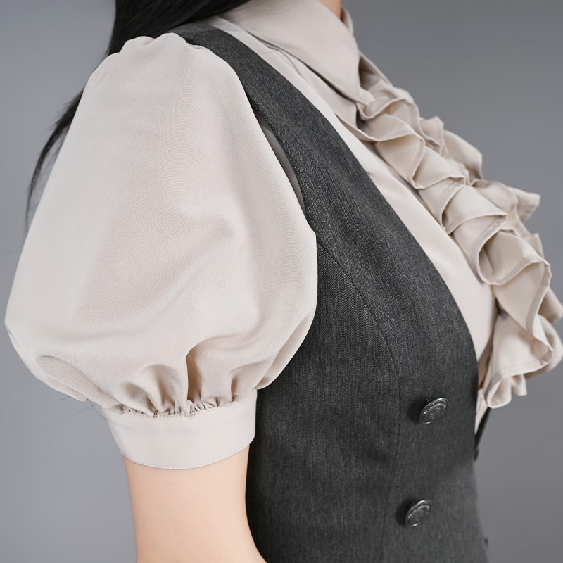 NOS_PROJECT's tweet photo. 【pick up】リリーブラウス　ベージュ

胸元にあしらわれた立体感のあるフリルが、凛とした華やかさを演出する半袖ブラウス。
パフスリーブの丸みと、ウエストラインをきれいに見せる立体パターンで、女性らしいシルエットを引き立てます。
https://t.co/vSA1ytBBXV https://t.co/uhUP8bMnSX