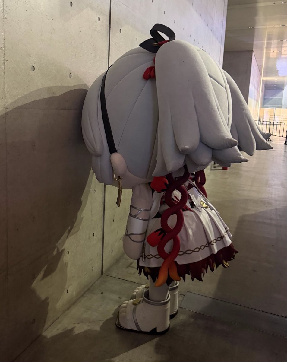 animetrends's tweet photo. BOTARGA DE WUTHERING WAVES GOLPEA FAN

La mascota oficial de Camellya en el segundo aniversario de Wuthering Waves se metió tanto en su personaje que terminó golpeando accidentalmente a un asistente y mandando a volar su mercancía.

Durante el desfile en Japón, la enérgica botarga lanzó por los aires el peluche de un jugador y lo perdió entre la multitud.

El caos fue tal que los organizadores publicaron una disculpa formal asumiendo su negligencia y ofreciendo pagar los daños si el objeto no aparecía.

El peluche fue rescatado horas después.

La botarga ya fue castigada por su mal comportamiento.