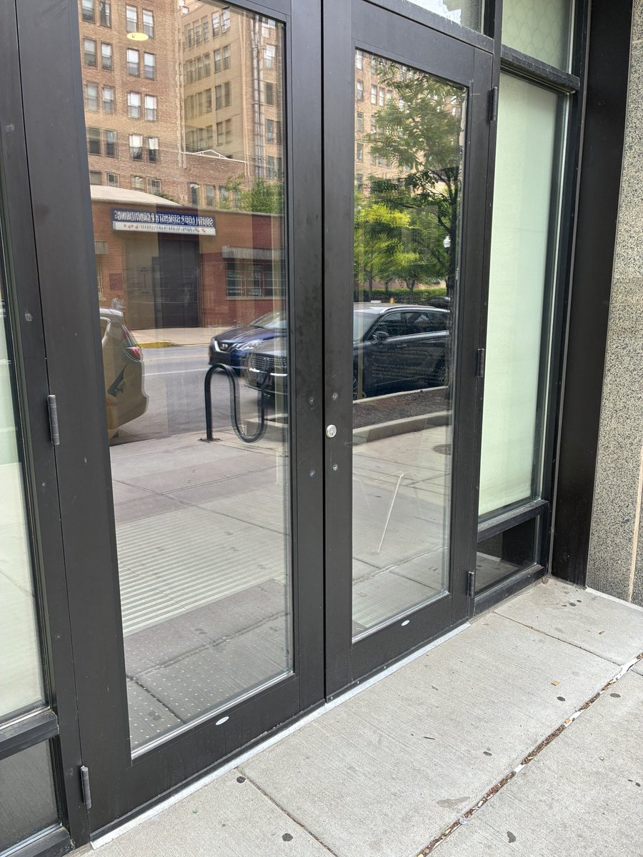 chi_urbanist's tweet photo. The Chicago Scientology office has removed their door handles https://t.co/jsPALDJJVF
