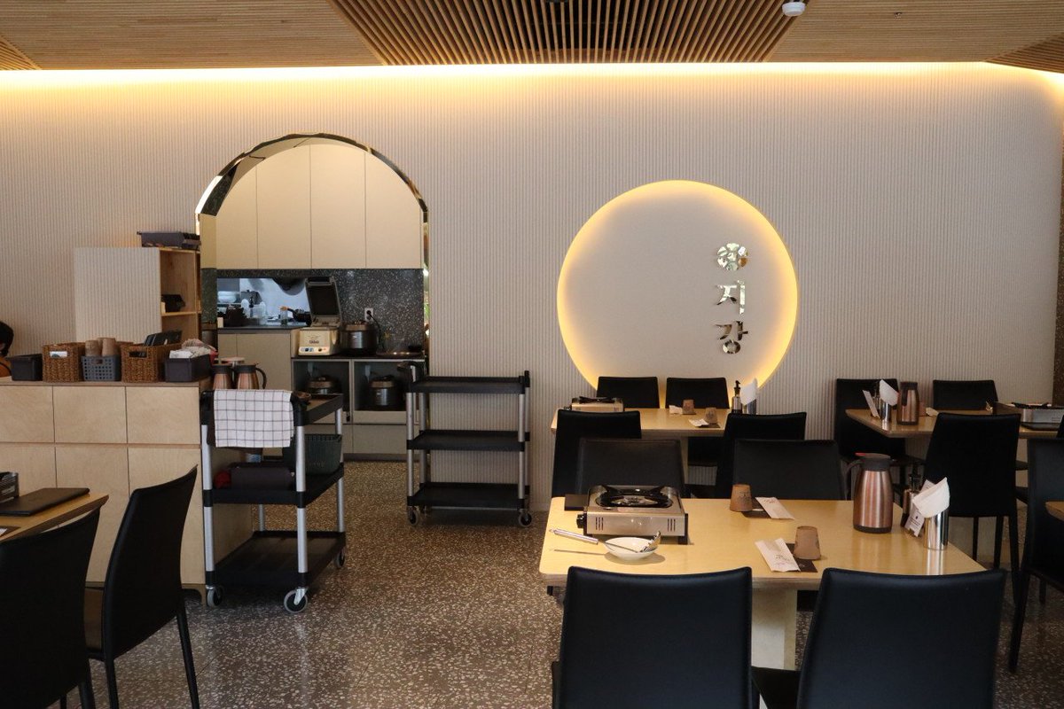 pointupclinic's tweet photo. 【狎鷗亭グルメツアー#01🍽ジカンナッコプセ】

낙지(タコ)+곱창(ホルモン)+새(エビ)
の3つをぐつぐつ煮込んだ甘辛鍋🦐🍲
春雨やご飯との組み合わせも最高👍🏻👍🏻

📍서울 강남구 압구정로30길 17
ソウル特別市 江南区 狎鷗亭路30ギル 17
#韓国旅行 #渡韓情報 #狎鷗亭グルメ https://t.co/0zLL7eVpiD