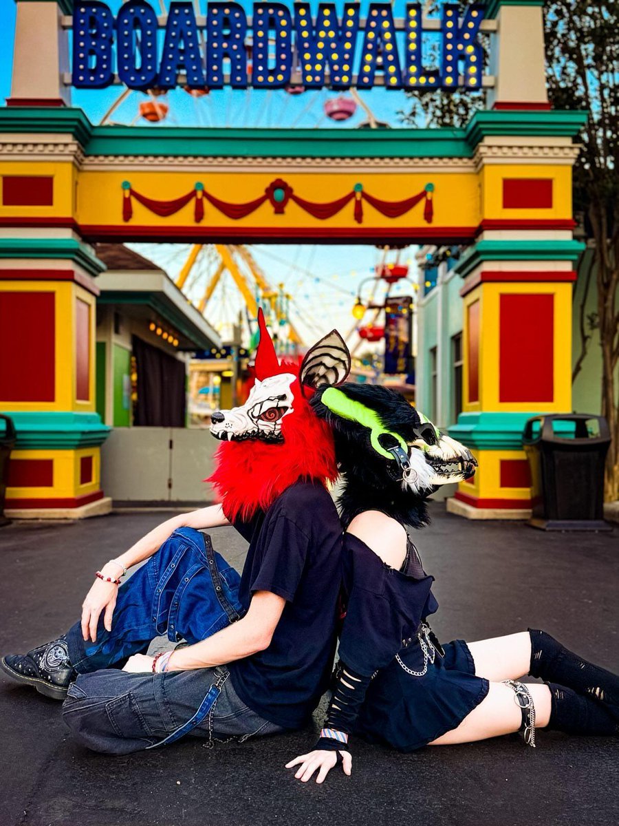 AsmoBrem's tweet photo. Part 2 of mine and @ii_nkyy photo shoot!! #Furrys #Hellhounds #Skulldogs https://t.co/DXufK4MLvR