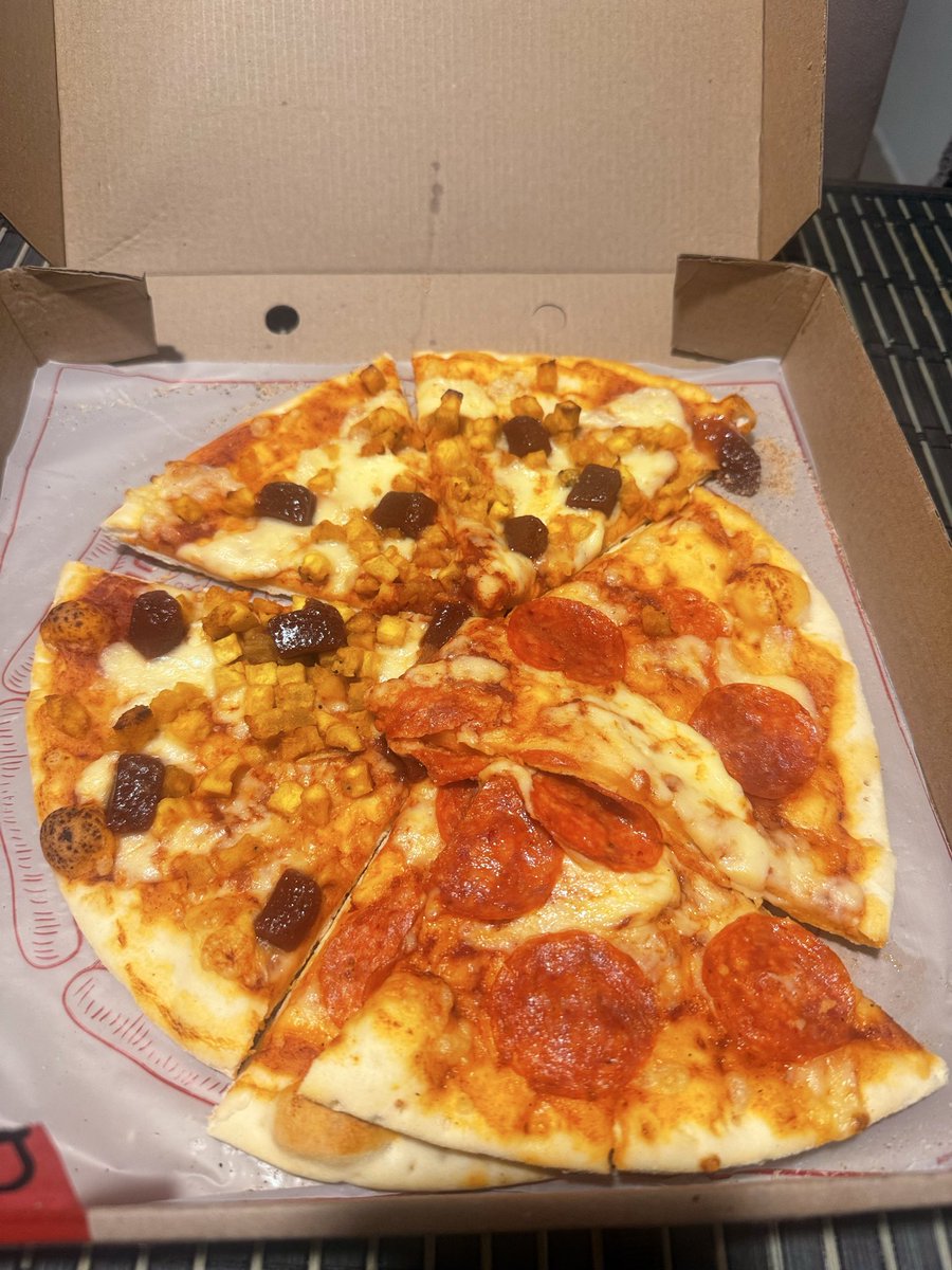 Luffdj's tweet photo. Nuevamente @RappiColombia. Pido una pizza de plátano con bocadillo porque no podemos consumir proteína animal. La tienda manda mal el pedido y llega frío y me dicen que no hay cambio o reembolso… @sicsuper https://t.co/TwzDDVqYqh