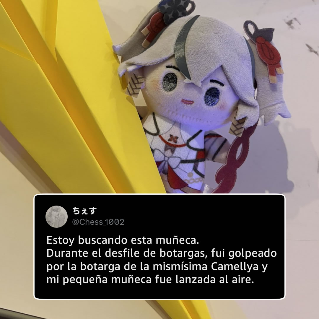 animetrends's tweet photo. BOTARGA DE WUTHERING WAVES GOLPEA FAN

La mascota oficial de Camellya en el segundo aniversario de Wuthering Waves se metió tanto en su personaje que terminó golpeando accidentalmente a un asistente y mandando a volar su mercancía.

Durante el desfile en Japón, la enérgica botarga lanzó por los aires el peluche de un jugador y lo perdió entre la multitud.

El caos fue tal que los organizadores publicaron una disculpa formal asumiendo su negligencia y ofreciendo pagar los daños si el objeto no aparecía.

El peluche fue rescatado horas después.

La botarga ya fue castigada por su mal comportamiento.