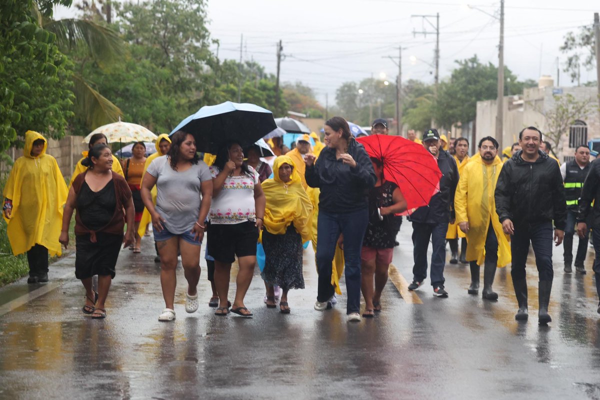 CeciliaPatronL's tweet photo. 🌧️ Seguimos en recorrido para atender a las familias.

En el Asentamiento Estrella del Sur estamos apoyando a las familias afectadas por las lluvias con labores de limpieza, retiro de residuos y desalojo de agua con maquinaria. Personal del Ayuntamiento permanece en la zona brindando atención y apoyo directo a las familias.