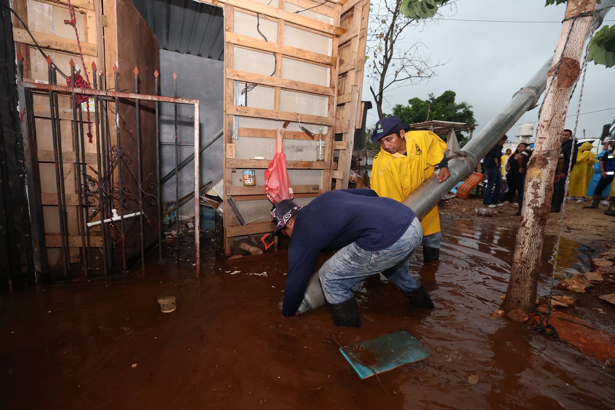 CeciliaPatronL's tweet photo. 🌧️ Seguimos en recorrido para atender a las familias.

En el Asentamiento Estrella del Sur estamos apoyando a las familias afectadas por las lluvias con labores de limpieza, retiro de residuos y desalojo de agua con maquinaria. Personal del Ayuntamiento permanece en la zona brindando atención y apoyo directo a las familias.