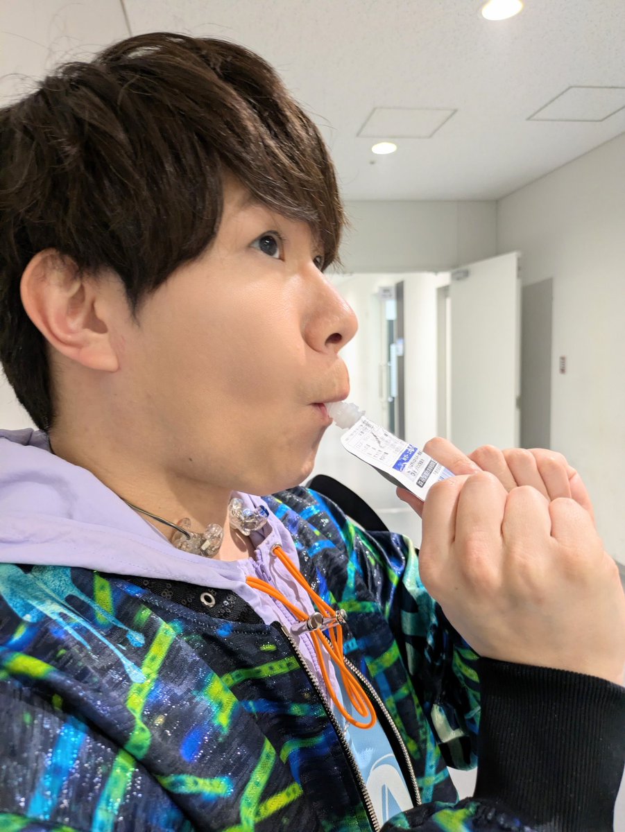 hemp_m's tweet photo. 「Paradox Live Dope Show 2026」
思い出☆

本番前、エネルギーチャージ中の豊永をパチリ♪

DAY1＆DAY2
アーカイブ配信は、6/7(日)迄ご視聴頂けますので、まだまだお楽しみください〜っ♫
https://t.co/T9Yj5bdsJJ

#パラライ https://t.co/MwUTOciKjs