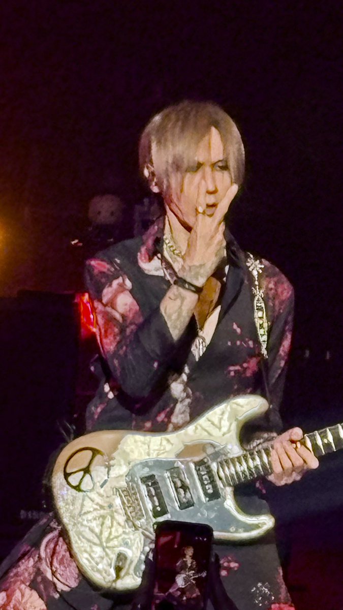 ino_LS_ryu's tweet photo. 2026.5.29 秦野
席も上手だったから杉様いっぱい堪能した🖖
ギター弾いてる指の動きとか弾き方とか姿勢とか顔とか今回はよーく見た🫶
すべてが綺麗だった✨

 #LUNAPIC
#SUGIZO 
#秦野 https://t.co/gY2HGe7qlb