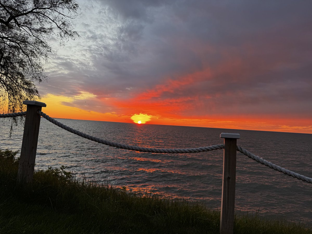 PZonLAKEontario's tweet photo. #SUNSET #LakeOntario #FORESTlawnBEACH #WEBSTER #ROC https://t.co/N4Qc1AJF3W