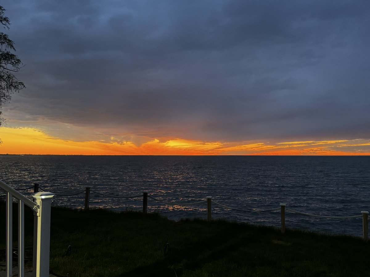 PZonLAKEontario's tweet photo. #SUNSET #LakeOntario #FORESTlawnBEACH #WEBSTER #ROC https://t.co/N4Qc1AJF3W