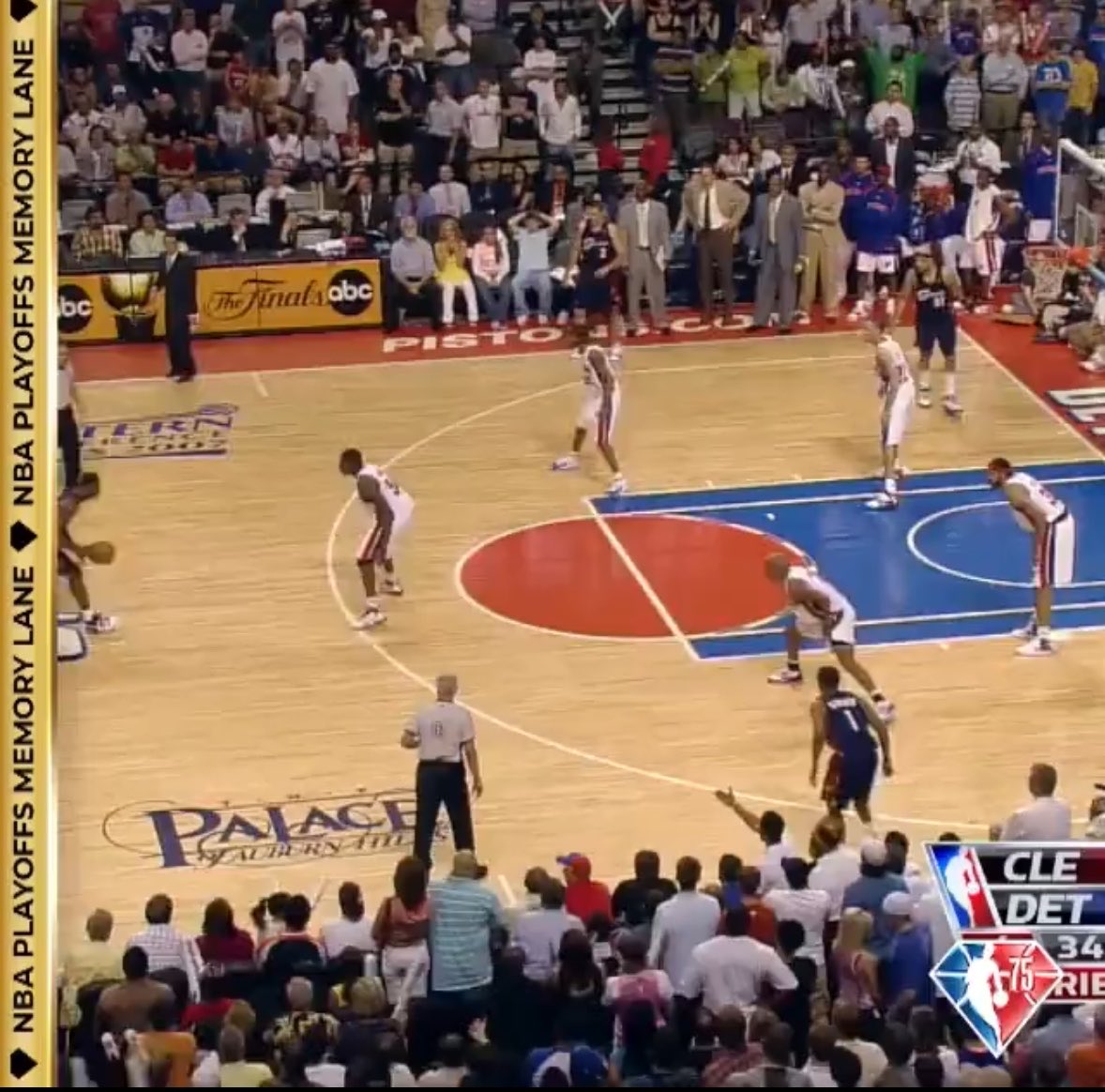 KenHeLive's tweet photo. 25 straight points while being guarded like this before he hit his prime.😂 https://t.co/o1uTjr63Ui