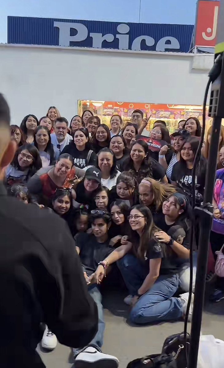Steph0zz's tweet photo. Así termina un live más de nuestro FENÓMENO DEL INTERNET Y REY DEL PÚBLICO💥

Gracias por tu tiempo @ArnMercurio y gracias a @PriceShoes por hacer posibles tan bellos y cercanos M&amp;G 💙 31.05.2026.

#AaronMercury #PriceShoes https://t.co/uksWmmyuuO