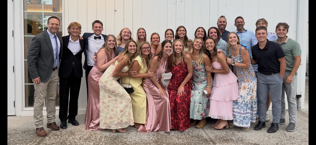 Becker10S's tweet photo. Big night as some Becker tennis alums gathered for Jazlyn Toedter’s wedding!
What a crew!
Great way to kick off state tourney week! https://t.co/6XFxfUfG8r