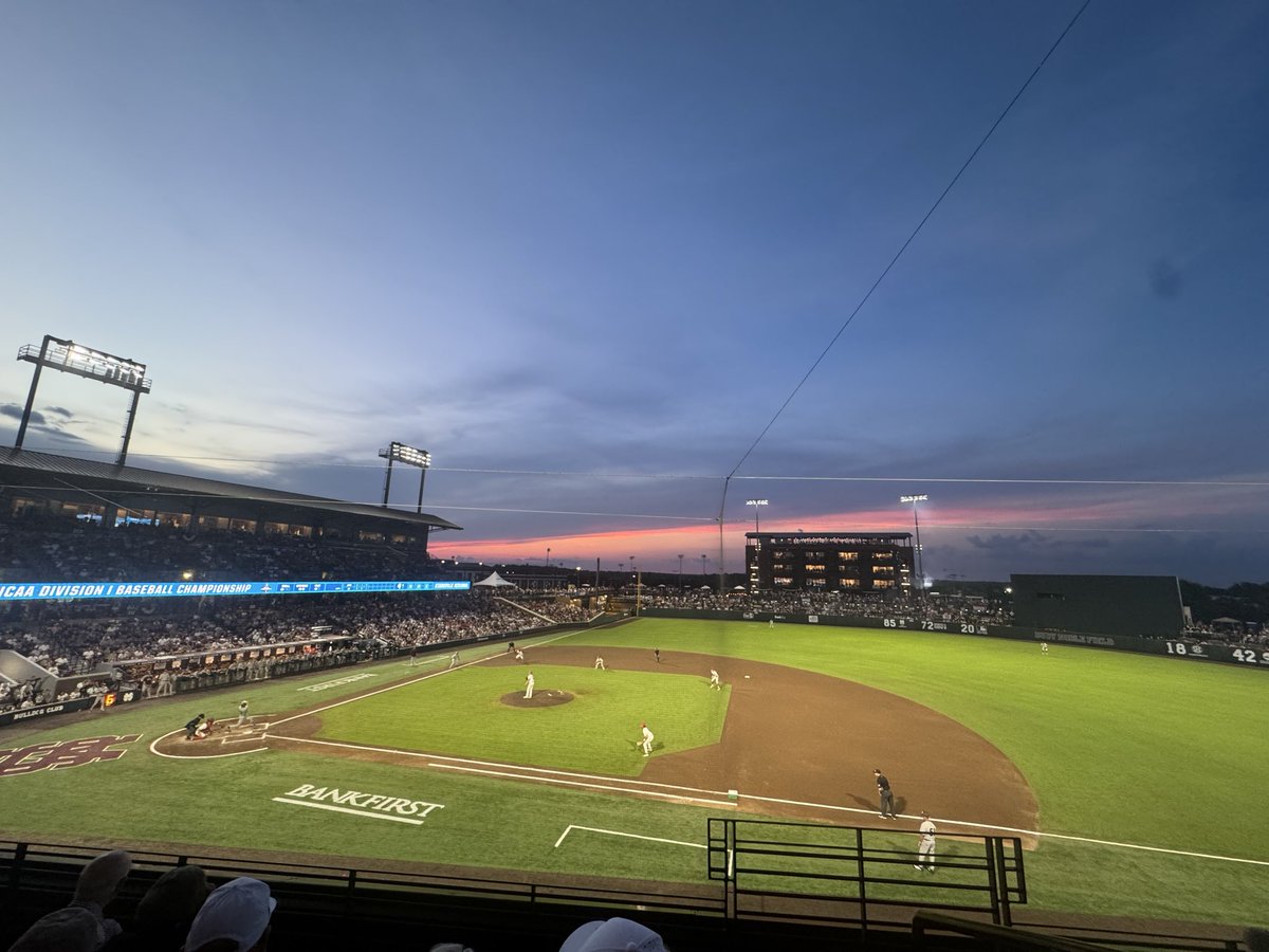 brookdawg's tweet photo. The Dude Sky is beautiful tonight! #HailState #NCAABaseball https://t.co/y48Pebay2e