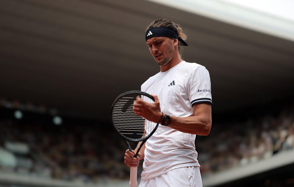AlemTenis's tweet photo. 🇩🇪ZVEREV é absurdamente favorito a ganhar Roland-Garros 2026. O título é praticamente obrigação pra ele.

Sobraram:
- As crianças (🇧🇷João, 🇪🇸Jodar e 🇨🇿Mensik) em sua chave.
Na outra:
- Os italianos direiteiros (🇮🇹Cobolli, 🇮🇹Arnaldi e 🇮🇹Berrettini), perigosos mas inconstantes.
- A turma da Am. do Norte, que não tem grande expressão no saibro (🇨🇦Aliassime e 🇺🇸BigFoe), além do 🇺🇸Svajd).  
- Os sul-americanos zebras: 🇨🇱Tabilo (esse ninguém lembra, mas é perigoso) e o 🇦🇷Cerúndolo².

- No saibro, o H2H do alemão contra esses tenistas somados é de 18x3. 
- Além do alemão, nenhum outro tem semi de RG, nem título de M1000 na terra batida. 
- Somados, os demais tenistas tem praticamente a mesma quantidade de vitórias (130) que Zverev (121) em grandes torneios no saibro. 

Porém...