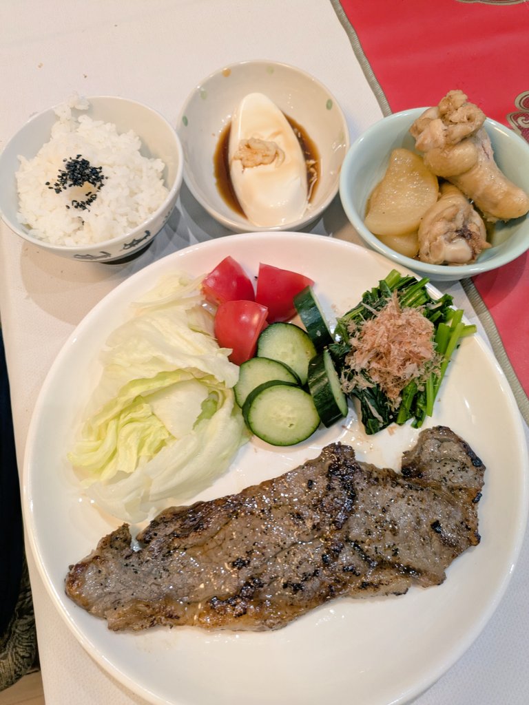 tyokopinn's tweet photo. 旦那さんのお友達様がステーキ肉を８枚もプレゼントしてくれました😭🙏😭🙏
人生初のゴールデンな日々を堪能してます
悲しいことに、私は牛アレルギーなんで食べれませんがお肉大好きな2人は発狂して喜んでおります💃🎶
「お返しはうれてくれ‼️」
ってことで頑張ります💪👍 https://t.co/fEyZLoh4S2